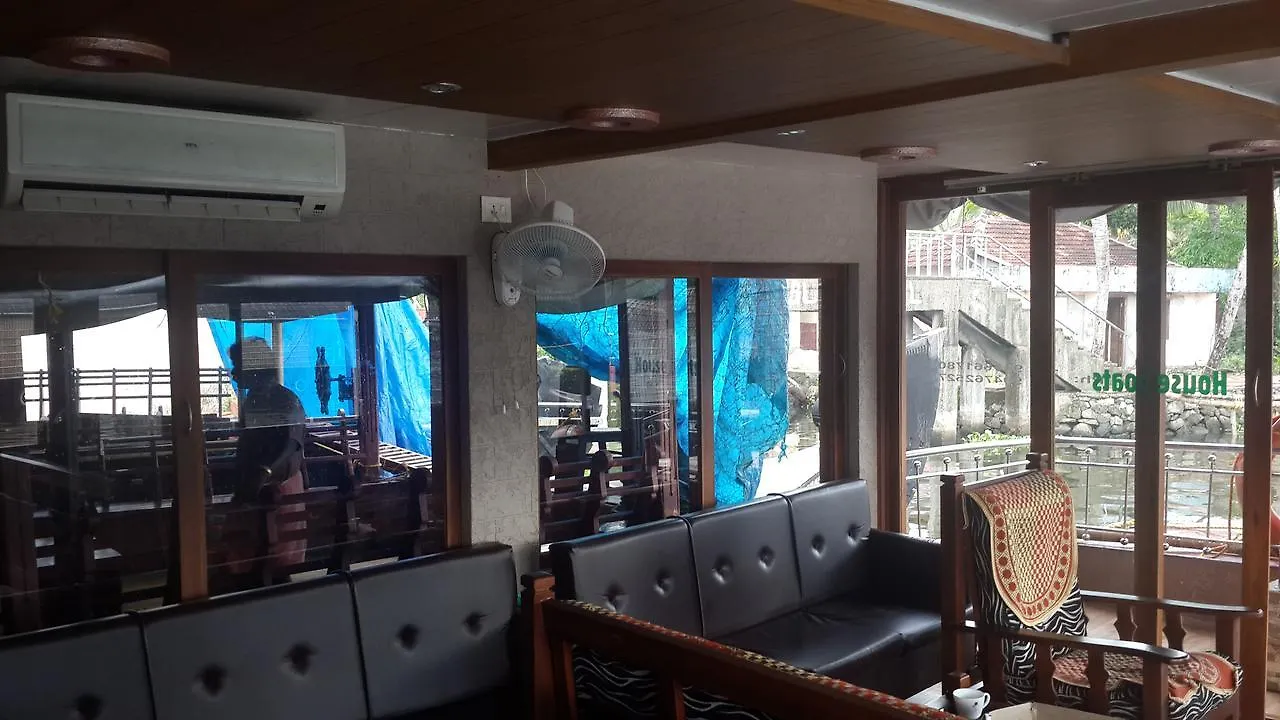 Kochi Kuppath Homestay 2*,  הודו